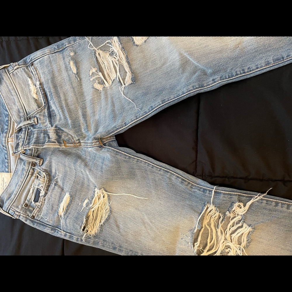 28 X 30 Slim Fit Jeans. Abercrombie & Fitch jeans. Mens - light Blue wash color